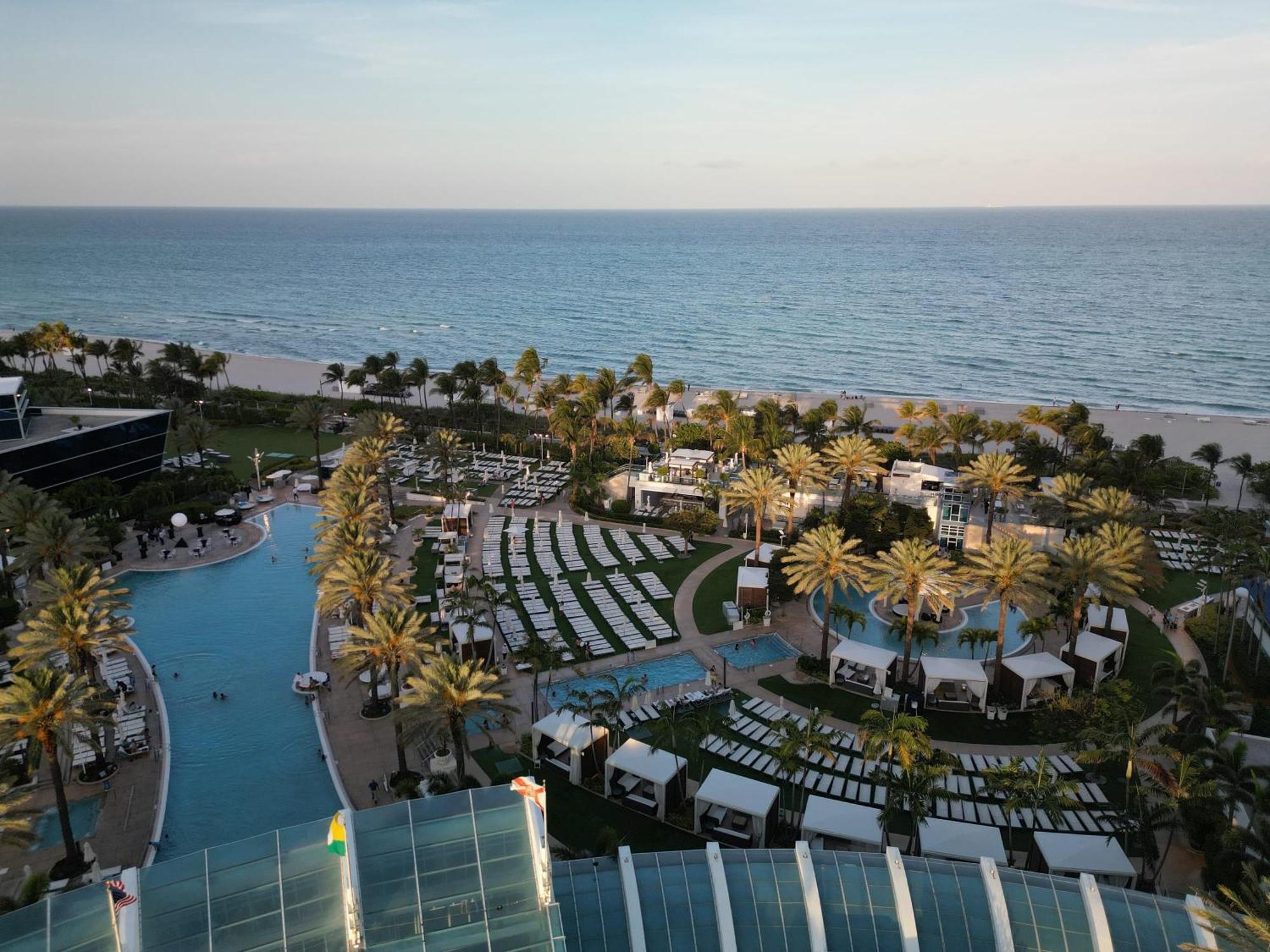 Fontainebleau Resort Balcony W Pool & Ocean View Miami Beach Exterior photo